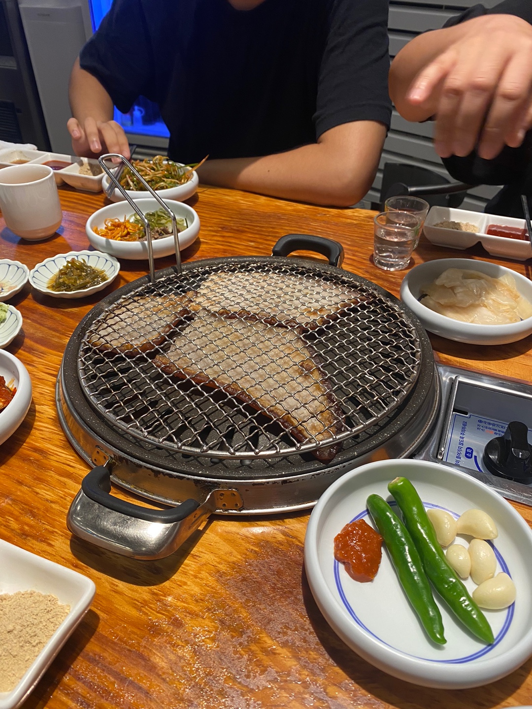 웨이팅이 가치 있는 광안리 초필살 돼지껍데기 굽기