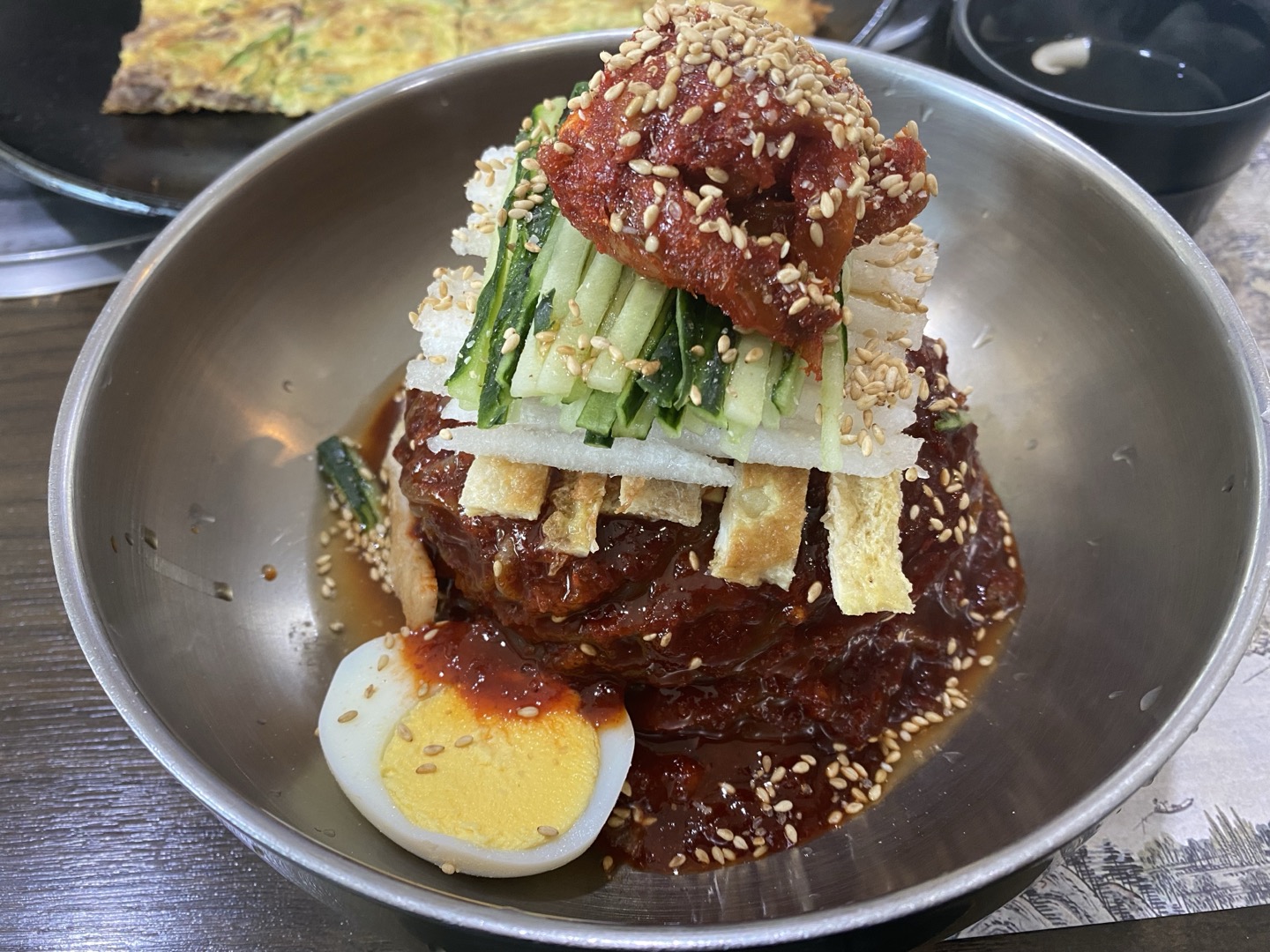 육수부터 남다른 진주냉면 산홍, 미식가들의 필수 코스 비빔냉면
