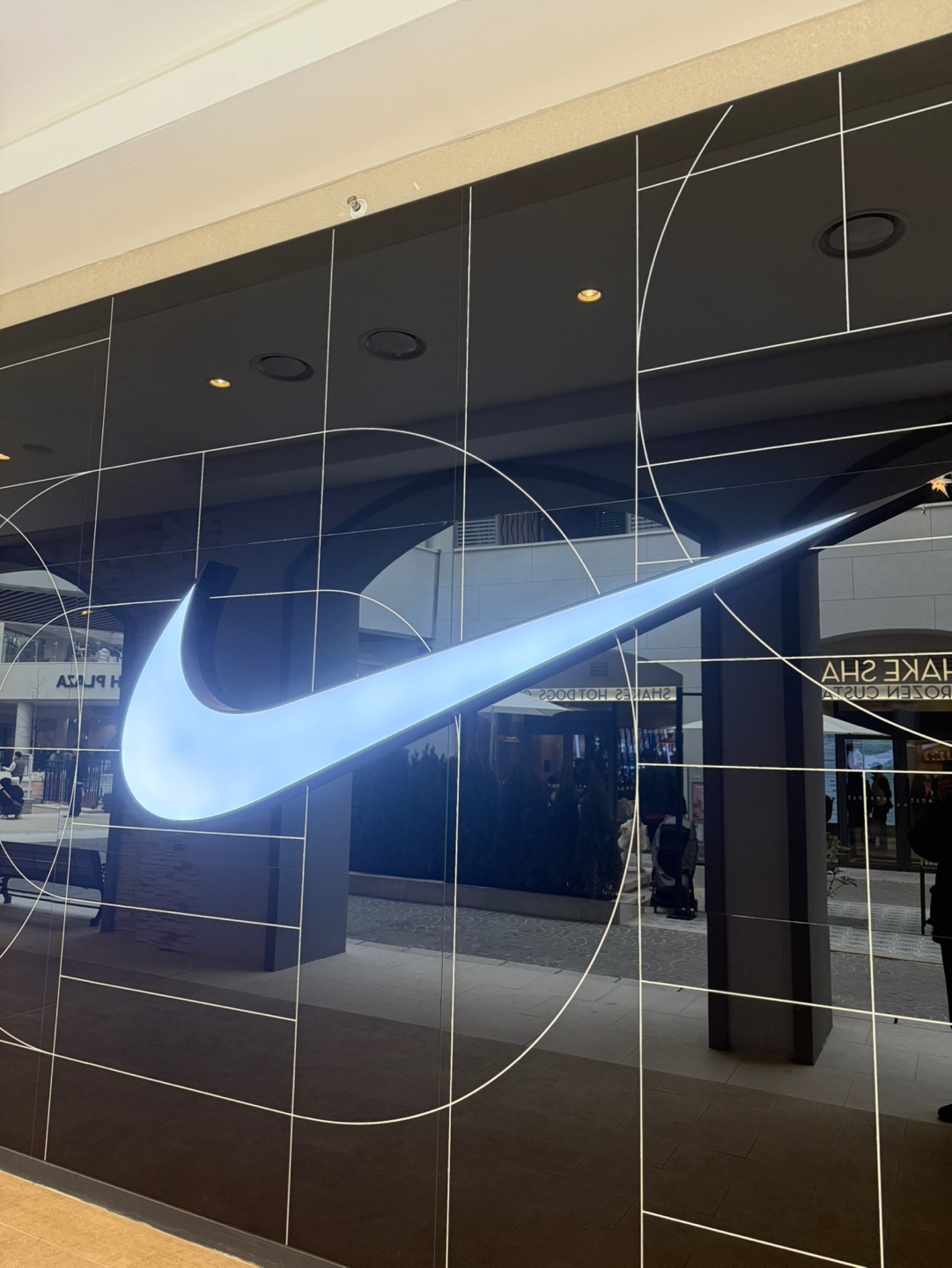 NIKE