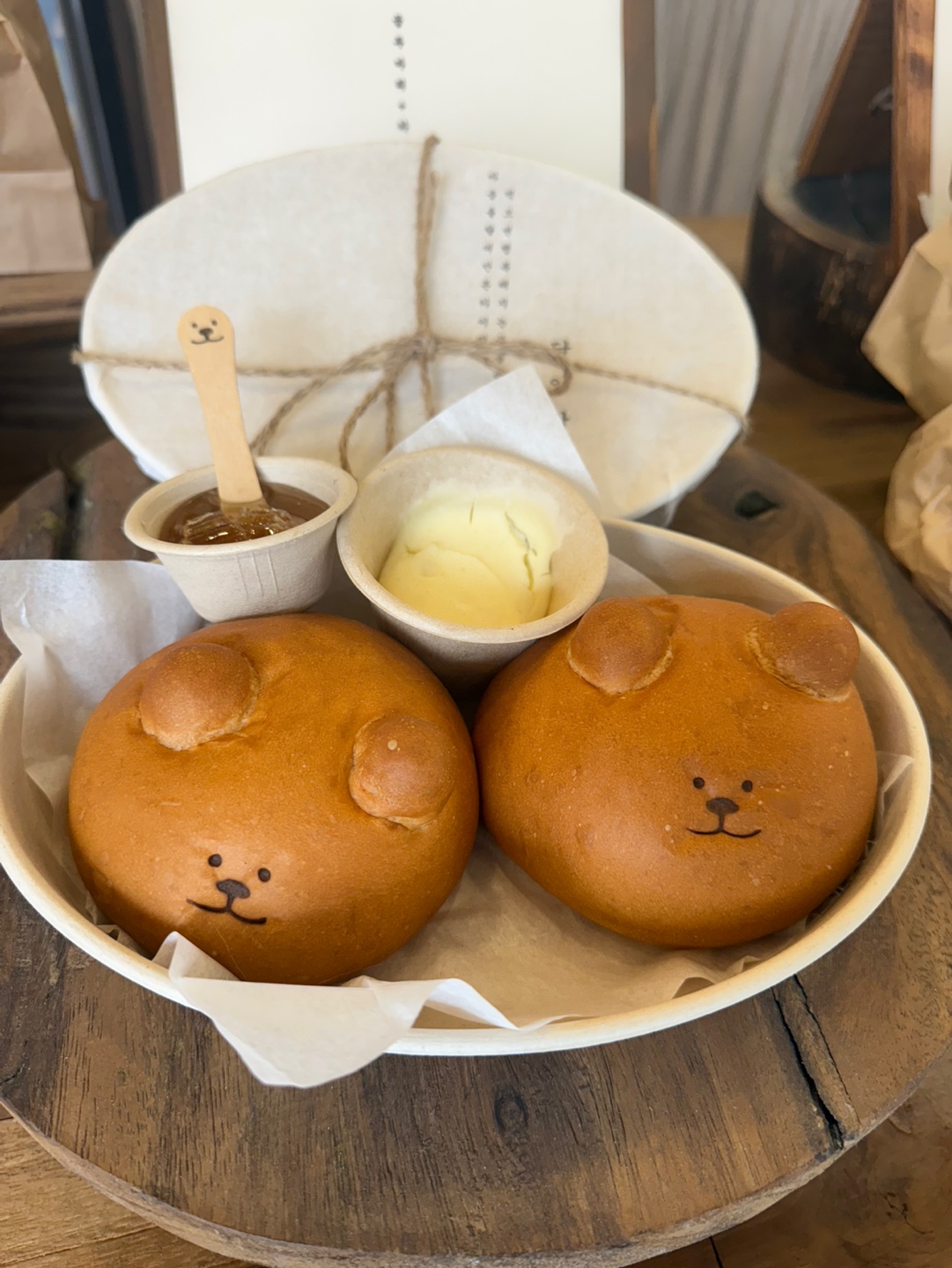 서울의 새로운 문화 중심지 성수동 카페거리 곰돌이빵