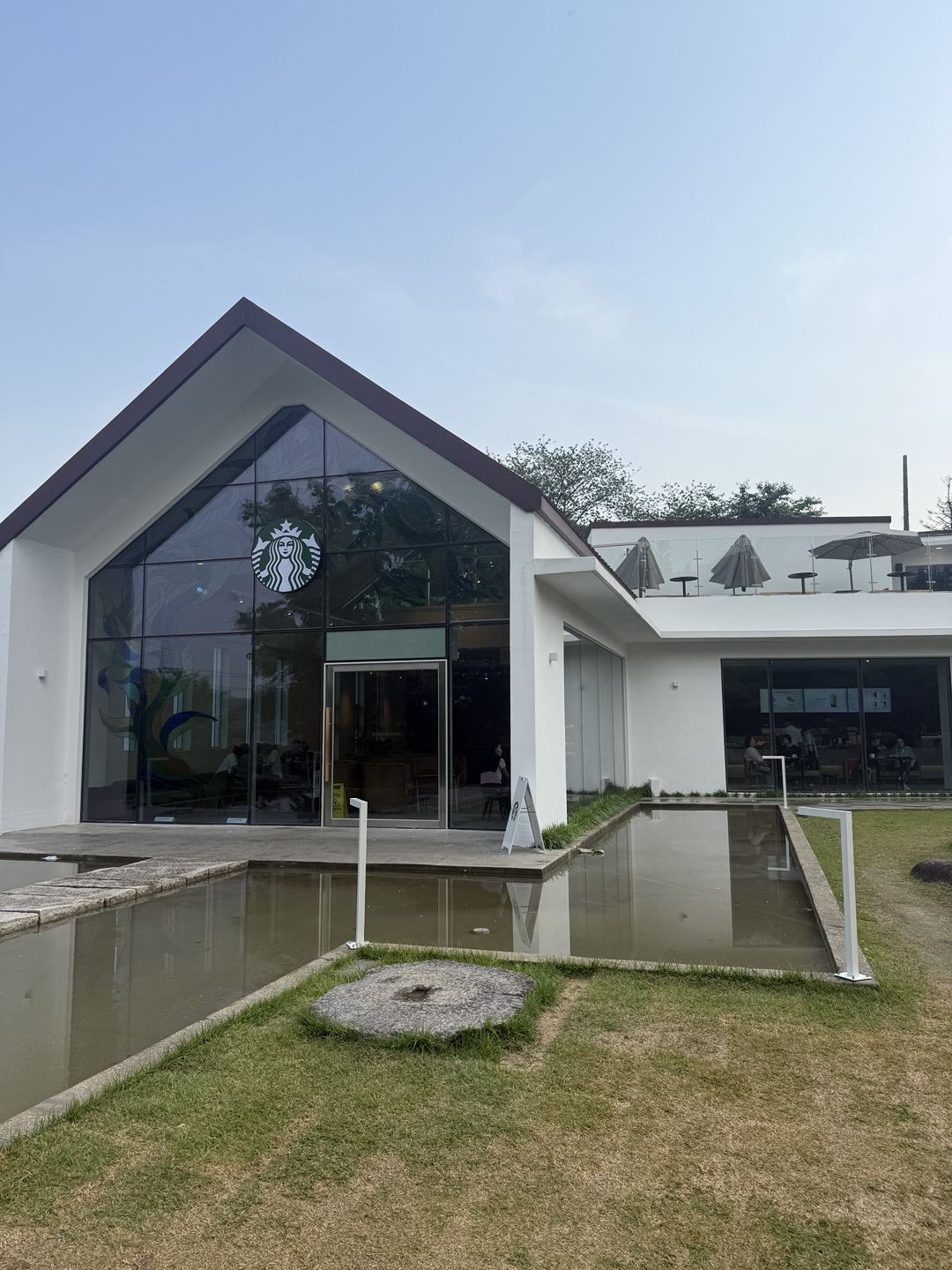 자연의 감성과 이색적인 분위기의 스타벅스 통도사점 입구