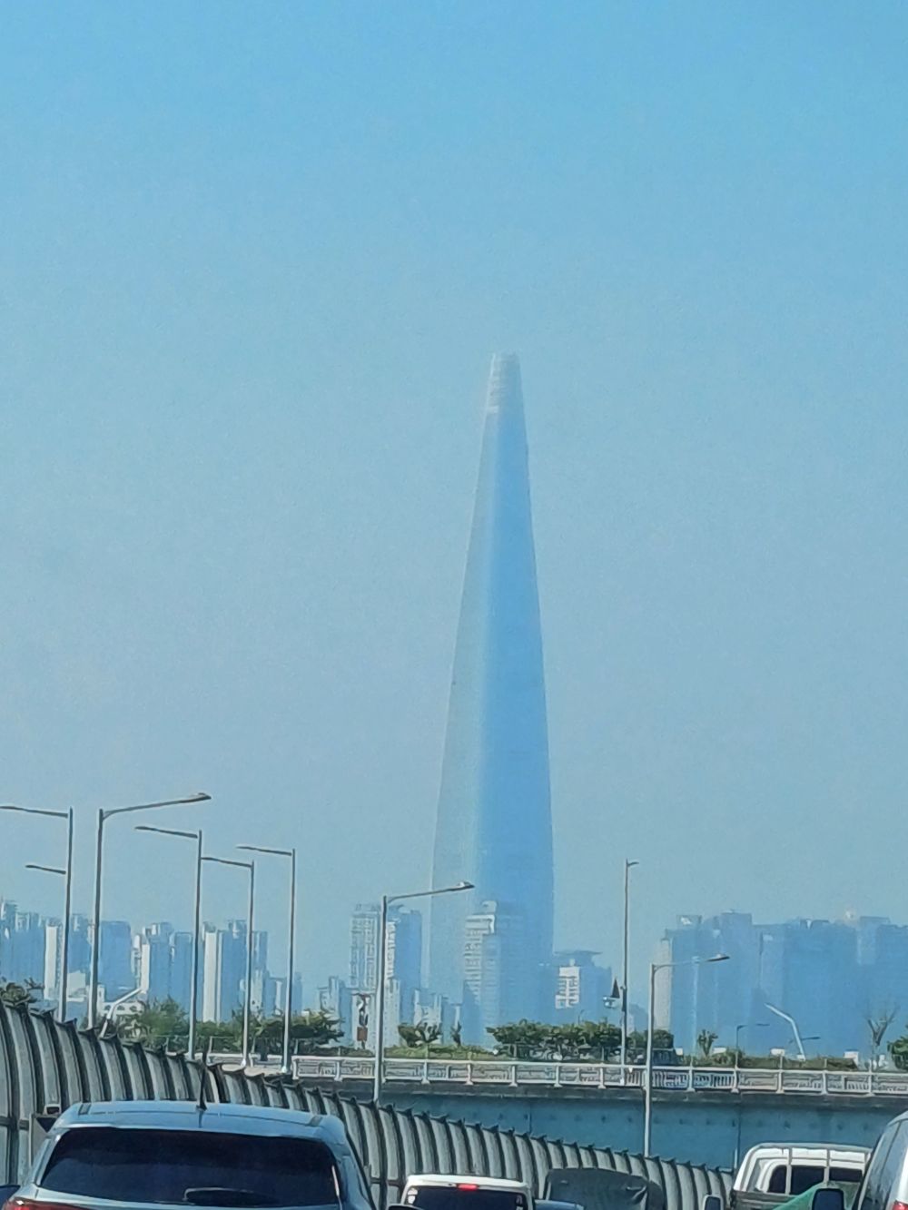 서울 부동산이 명품처럼 느껴지는 이유 L타워